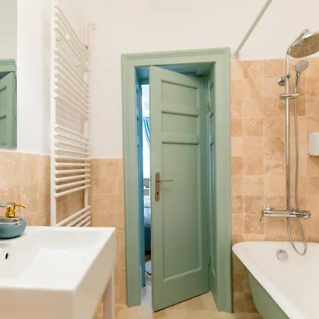 Heart Of The - Cozy In Prime Location Apartment