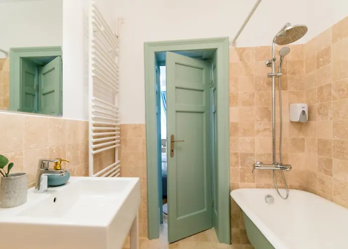 Heart Of The - Cozy In Prime Location Apartment